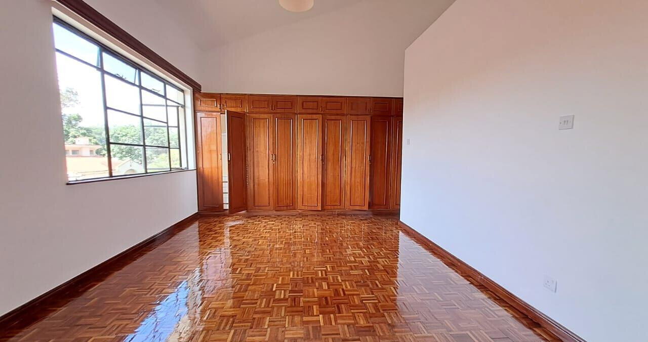 4BR Townhouse with Private Garden & DSQ - Spring Valley