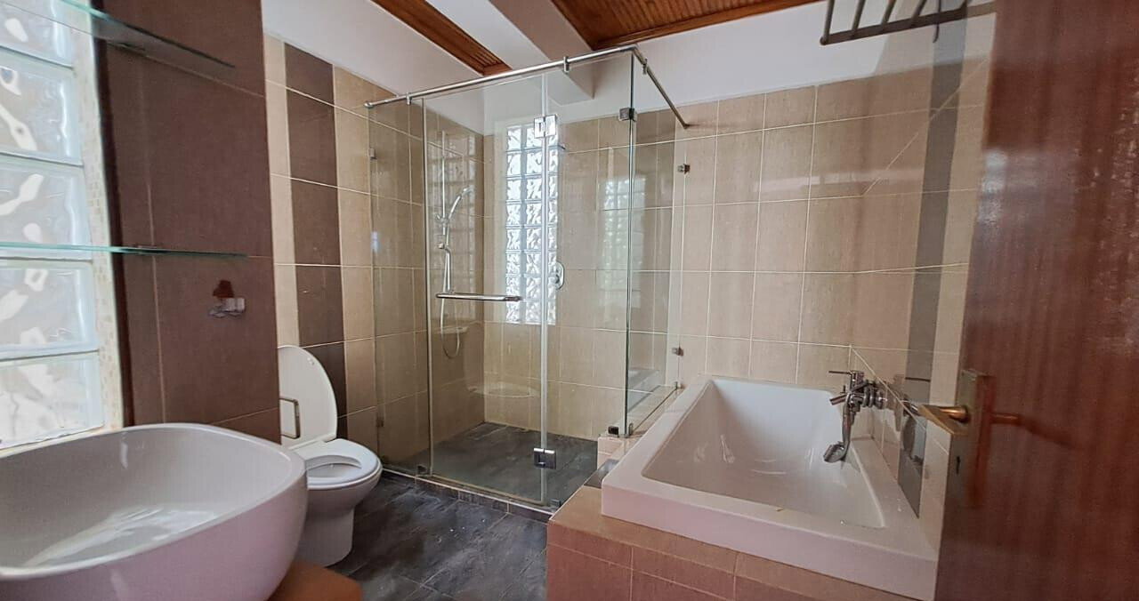 4BR Townhouse with Private Garden & DSQ - Spring Valley