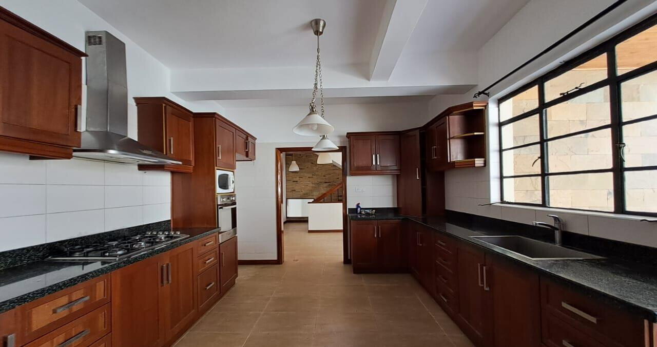 4BR Townhouse with Private Garden & DSQ - Spring Valley