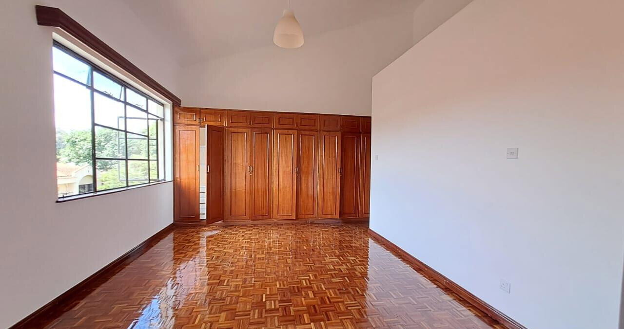 4BR Townhouse with Private Garden & DSQ - Spring Valley