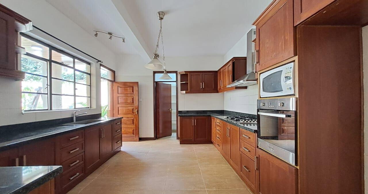 4BR Townhouse with Private Garden & DSQ - Spring Valley