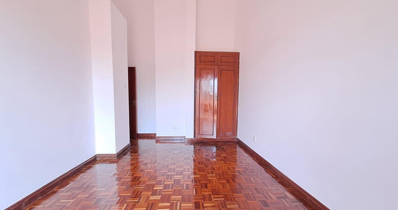 4BR Townhouse with Private Garden & DSQ - Spring Valley