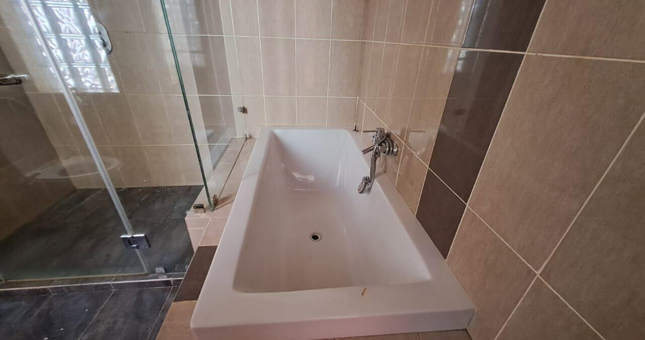 4BR Townhouse with Private Garden & DSQ - Spring Valley