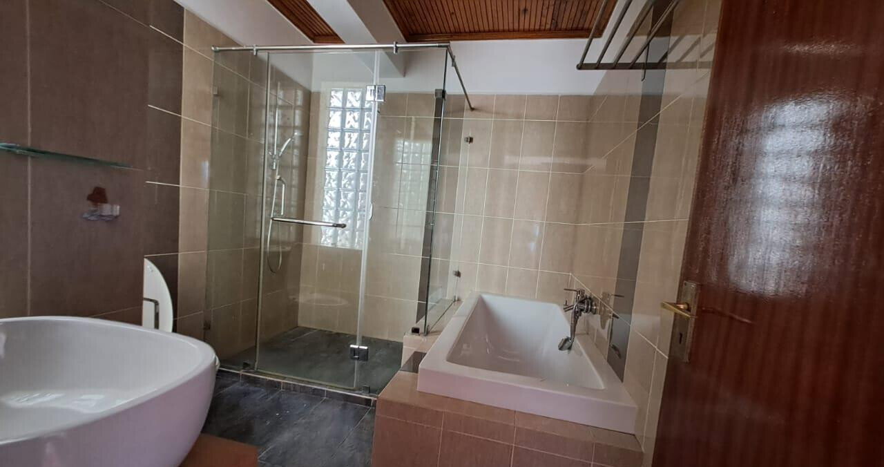4BR Townhouse with Private Garden & DSQ - Spring Valley