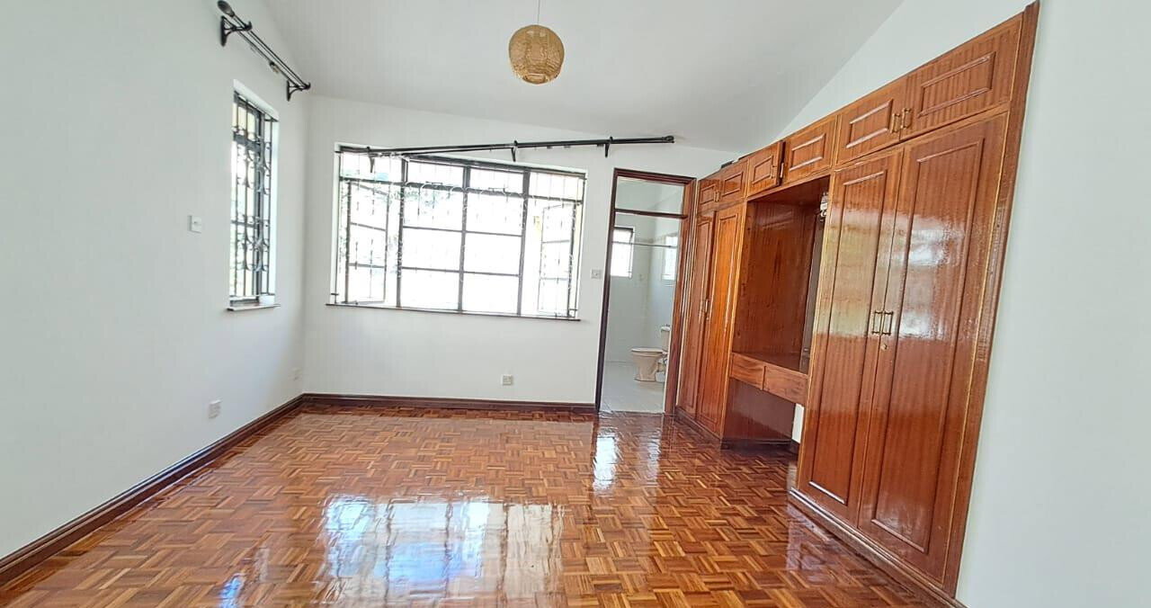 4BR Townhouse with Private Garden & DSQ - Spring Valley