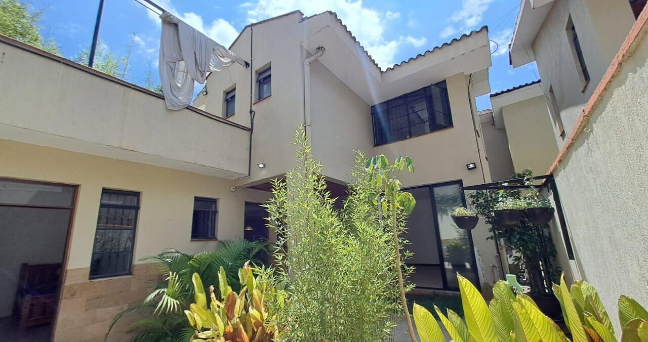 4BR Townhouse with Private Garden & DSQ - Spring Valley