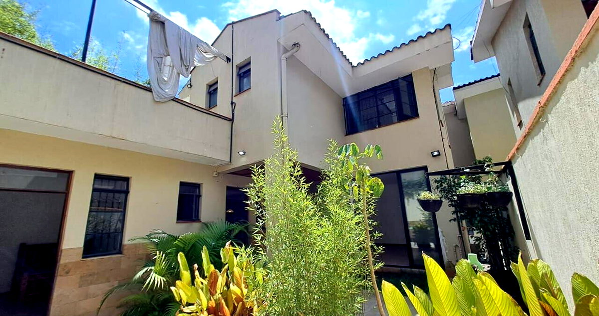 4BR Townhouse with Private Garden & DSQ - Spring Valley