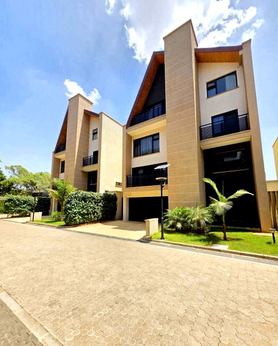 4BR Villa with Private Lift, Pool & Wine Cellar - Lavington