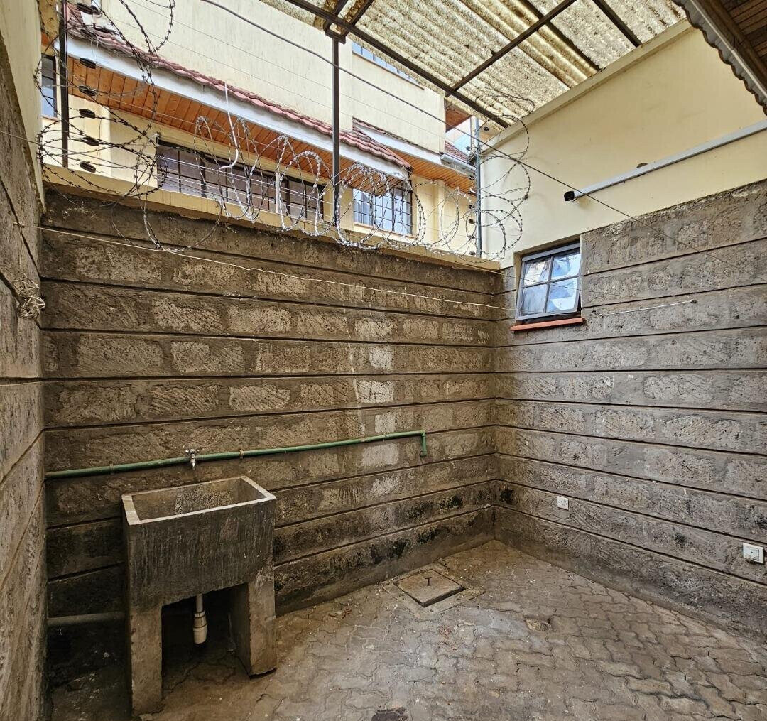 6-Ensuite Townhouse with DSQ & Backup Generator - Lavington