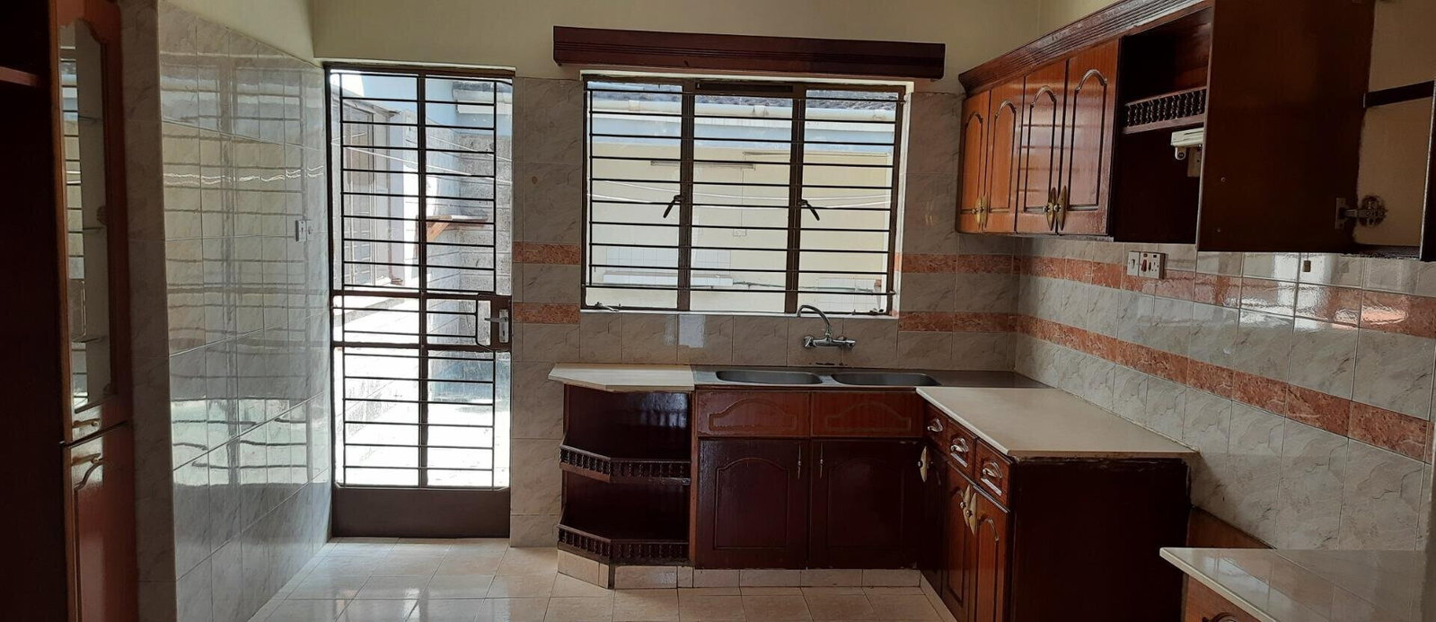 4BR Townhouse in 10-Unit Gated Estate - 2 Min to Sarit Centre