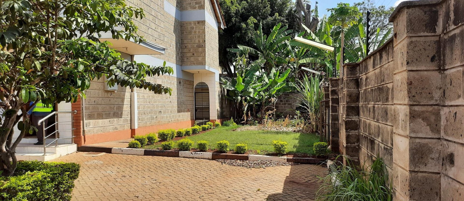 4BR Townhouse in 10-Unit Gated Estate - 2 Min to Sarit Centre