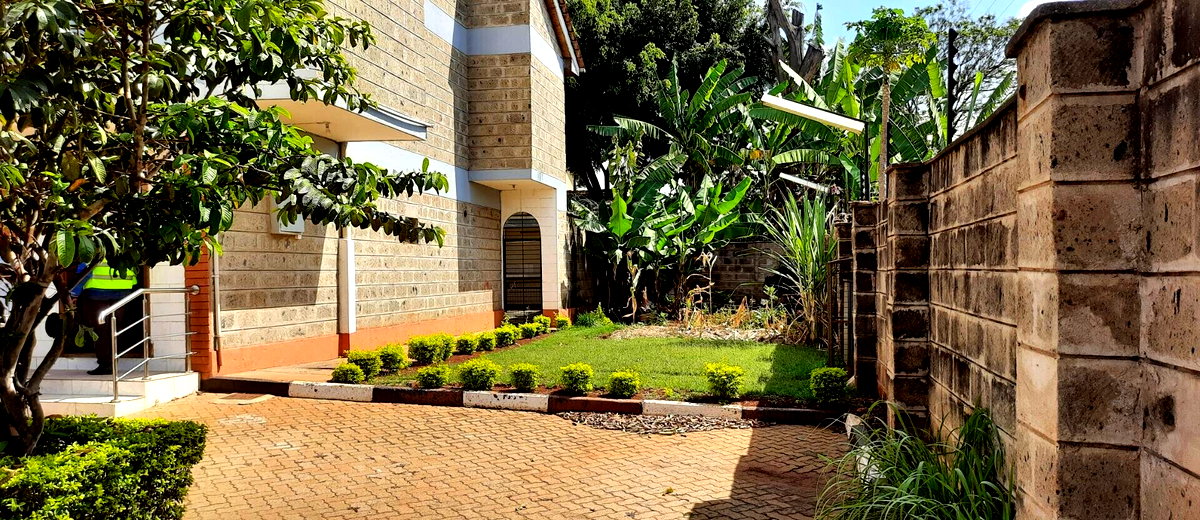 4BR Townhouse in 10-Unit Gated Estate - 2 Min to Sarit Centre