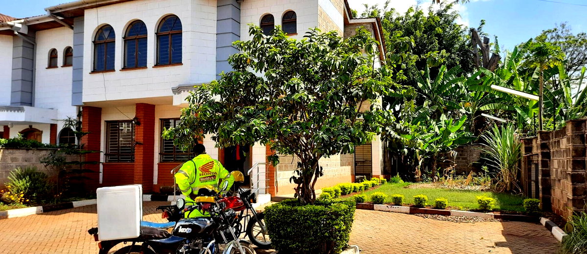 4BR Townhouse in 10-Unit Gated Estate - 2 Min to Sarit Centre