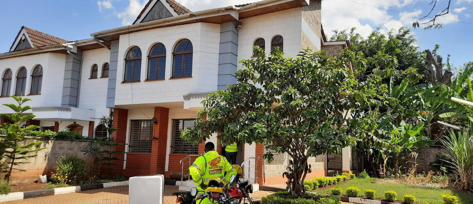 4BR Townhouse in 10-Unit Gated Estate - 2 Min to Sarit Centre