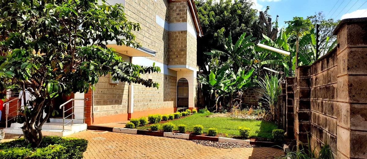 4BR Townhouse in 10-Unit Gated Estate - 2 Min to Sarit Centre