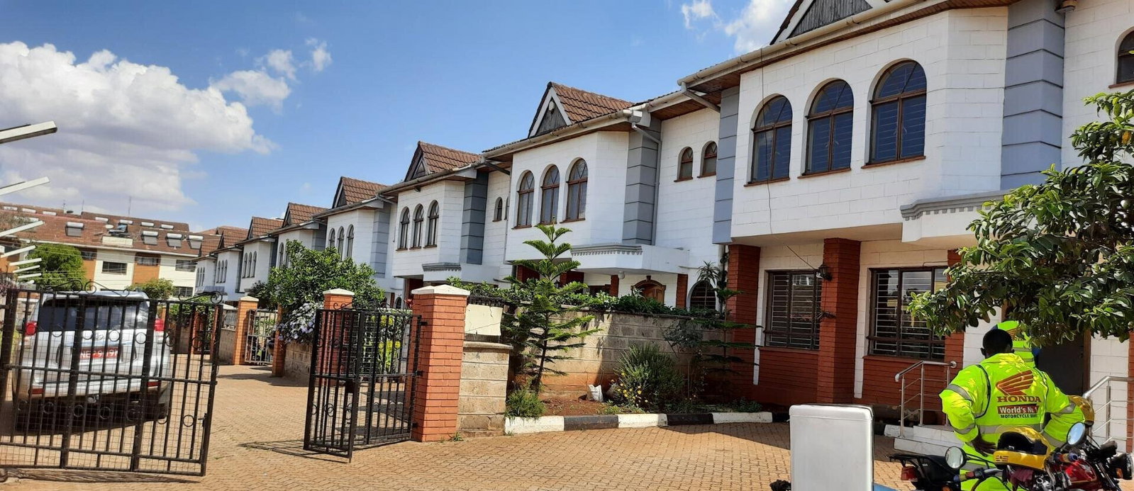 4BR Townhouse in 10-Unit Gated Estate - 2 Min to Sarit Centre