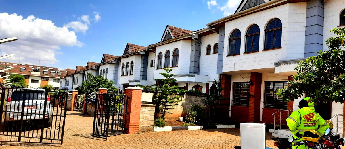 4BR Townhouse in 10-Unit Gated Estate - 2 Min to Sarit Centre