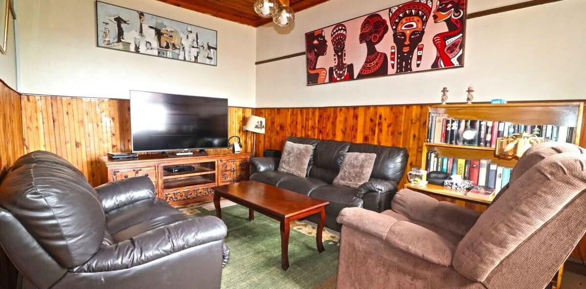 4BR Townhouse with Lake Nakuru Views & Cottage - Milimani