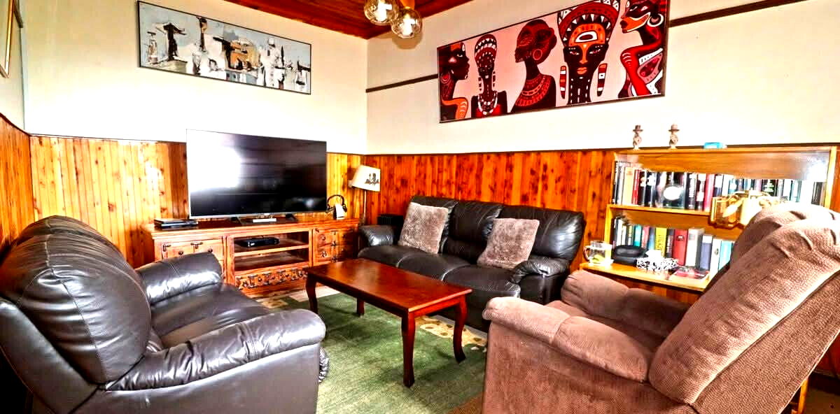 4BR Townhouse with Lake Nakuru Views & Cottage - Milimani