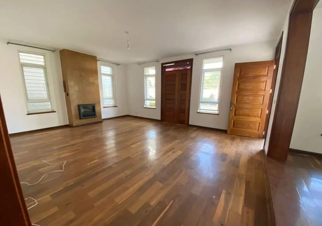 Corner Townhouse with Private Garden & Fireplace - Lavington