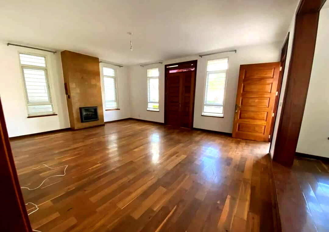 Corner Townhouse with Private Garden & Fireplace - Lavington