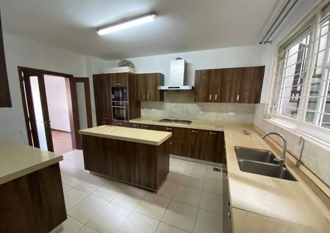 Corner Townhouse with Private Garden & Fireplace - Lavington