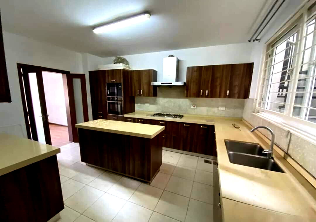 Corner Townhouse with Private Garden & Fireplace - Lavington