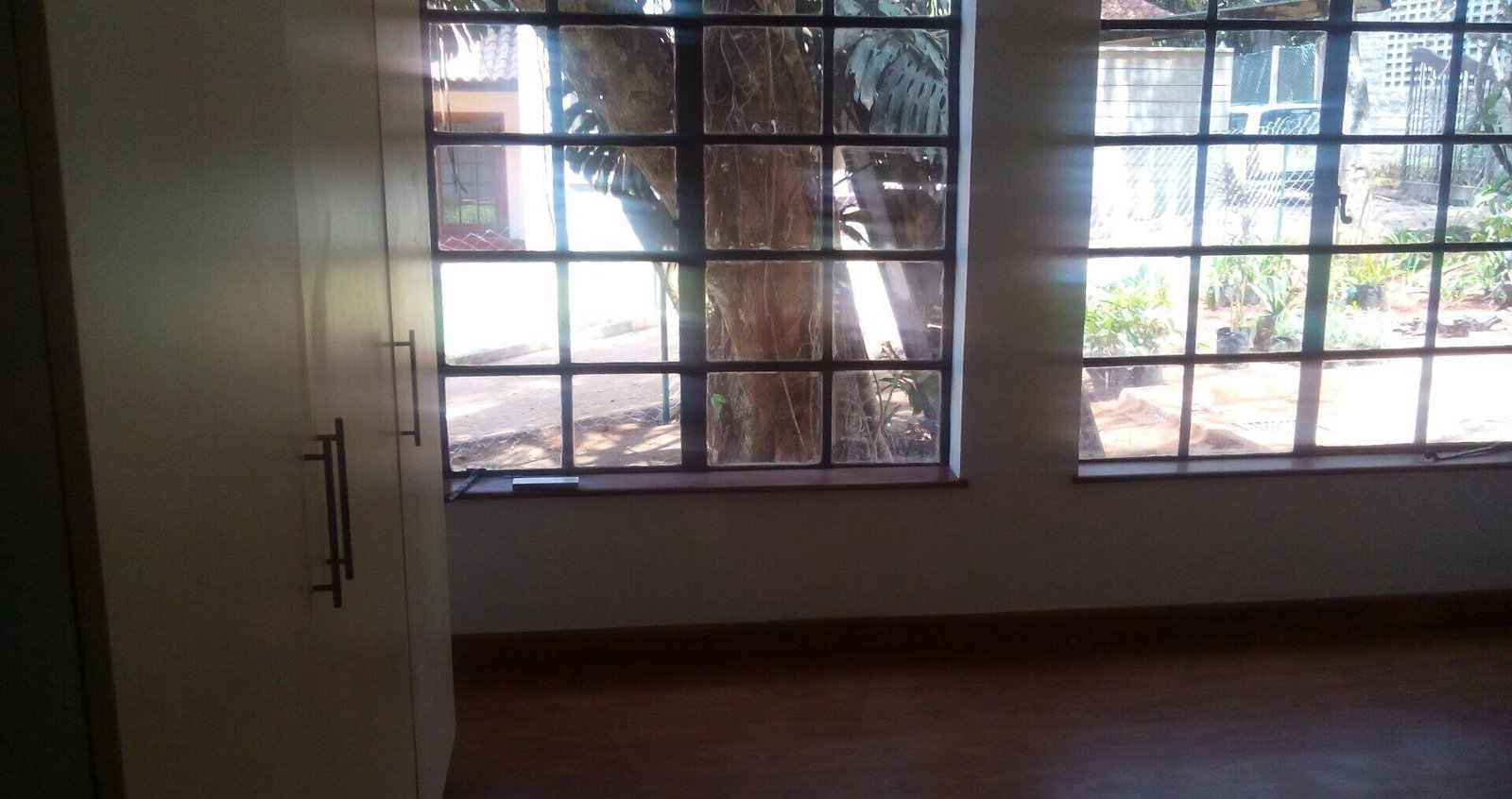 4BR Townhouse with Fireplace, DSQ & Mature Garden - Spring Valley