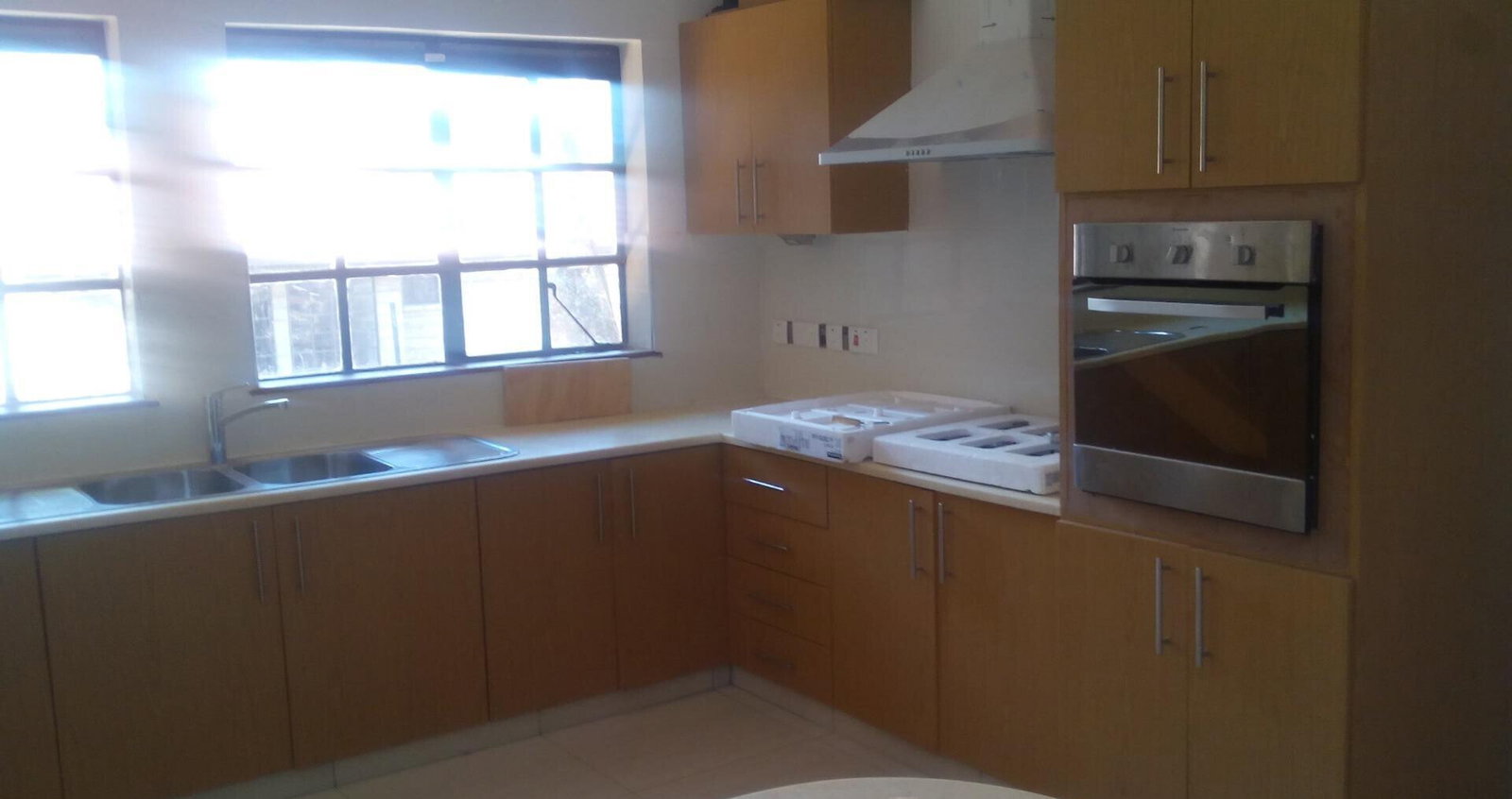 4BR Townhouse with Fireplace, DSQ & Mature Garden - Spring Valley