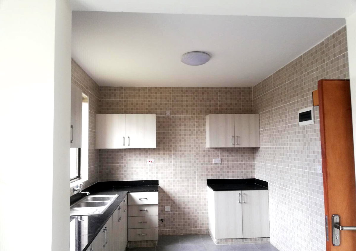 4BR Townhouse with Coastal Vibe & Rooftop Terrace - Athi River