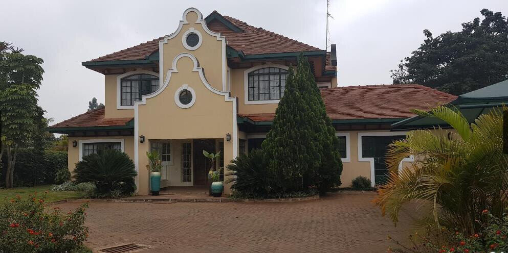 6-Bedroom Villa with Jacuzzi & Mature Garden - Runda