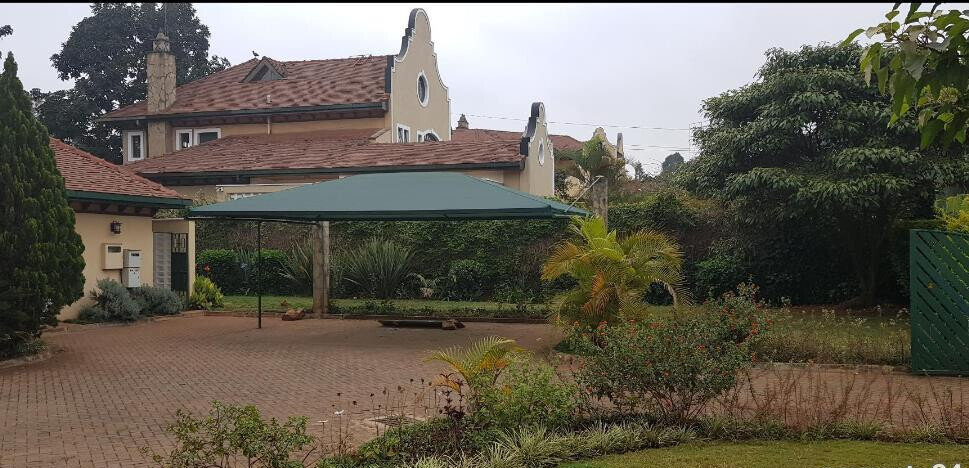 6-Bedroom Villa with Jacuzzi & Mature Garden - Runda