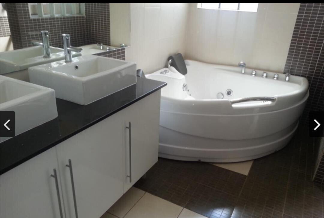 6-Bedroom Villa with Jacuzzi & Mature Garden - Runda