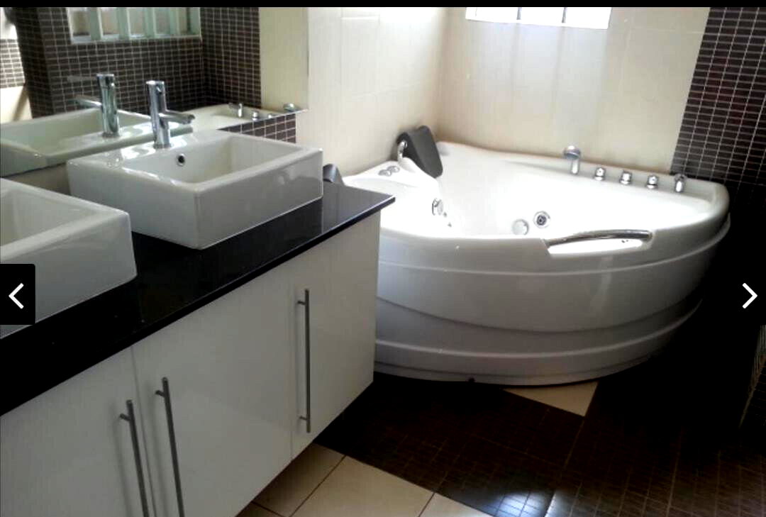 6-Bedroom Villa with Jacuzzi & Mature Garden - Runda