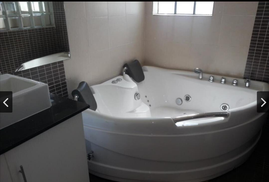 6-Bedroom Villa with Jacuzzi & Mature Garden - Runda