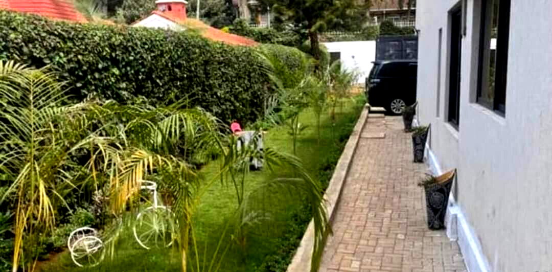5BR Villa with Heated Pool & Kids Play Area - Kitisuru
