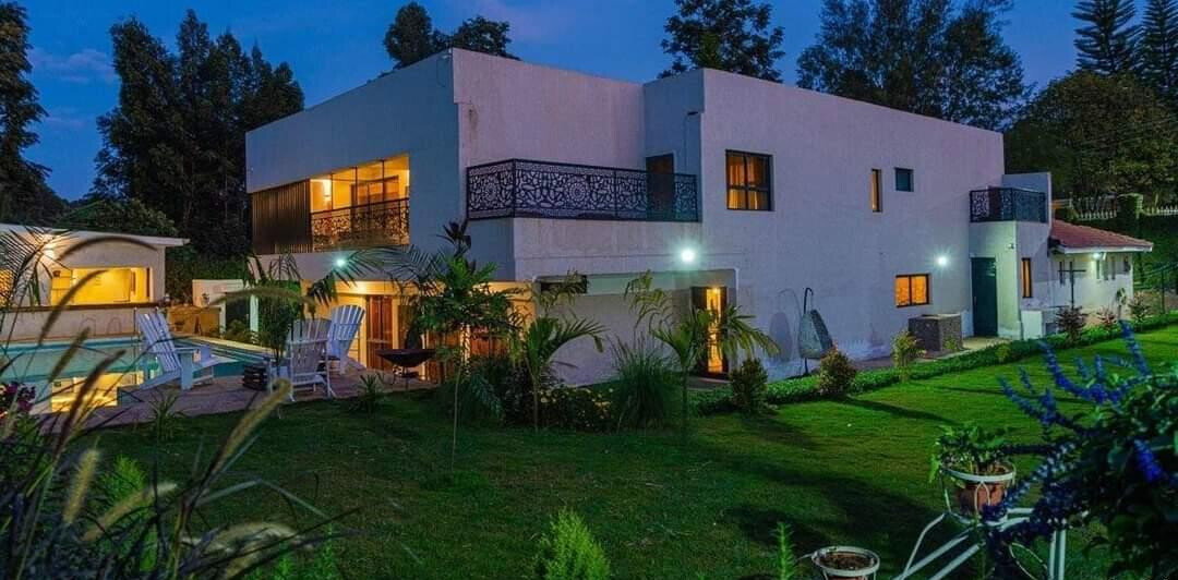 5BR Villa with Heated Pool & Kids Play Area - Kitisuru