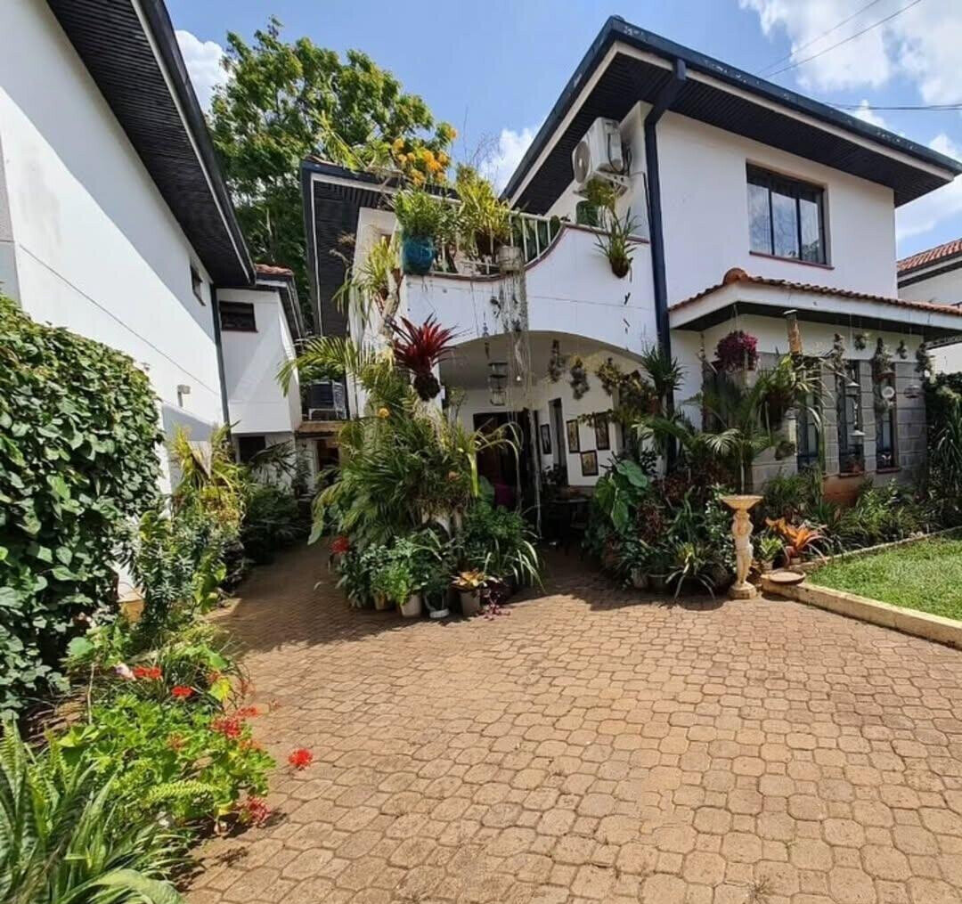 4BR Townhouse with DSQ & Private Garden - Westlands