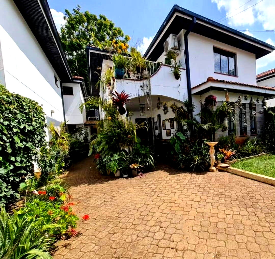 4BR Townhouse with DSQ & Private Garden - Westlands