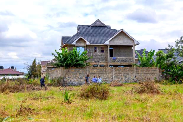 Katani Plots in a Gated Community