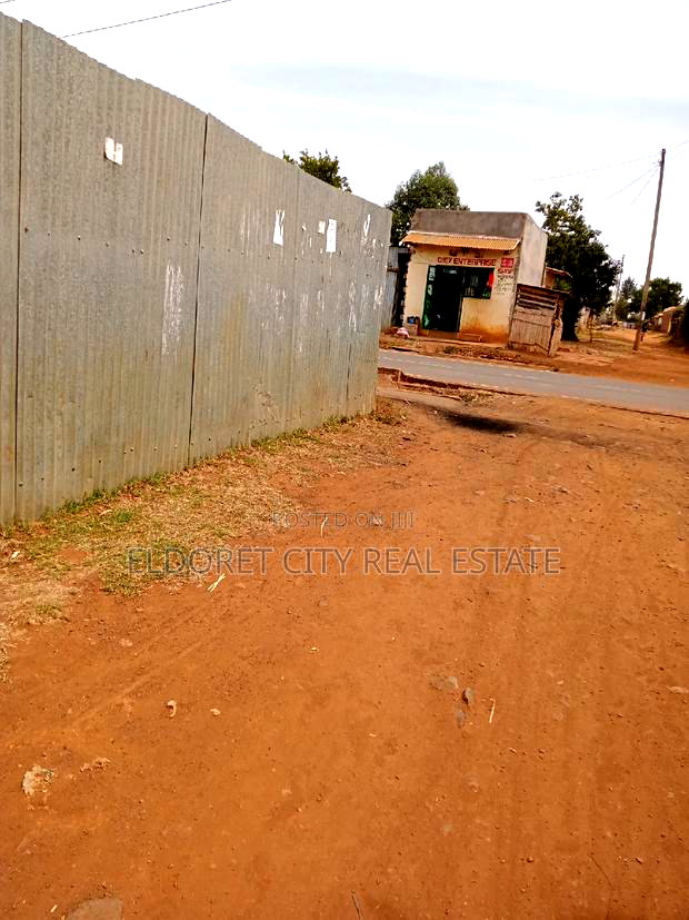 1/4 Plot Kimumu Touching Feeder Tarmac.