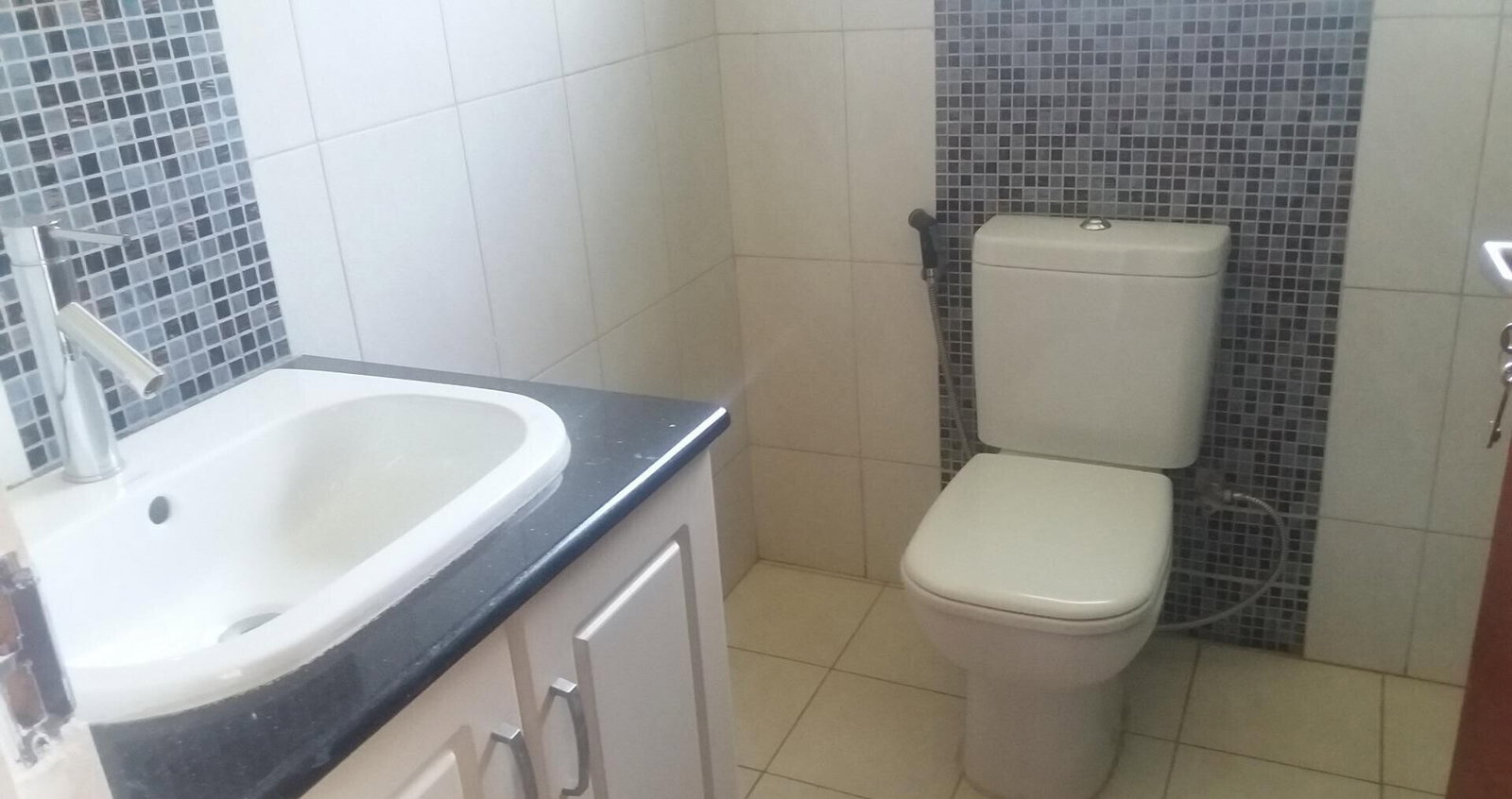 5-Ensuite Riverside Townhouse with Fireplace & Solar - Westlands