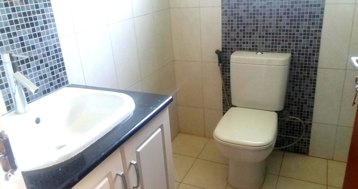 5-Ensuite Riverside Townhouse with Fireplace & Solar - Westlands
