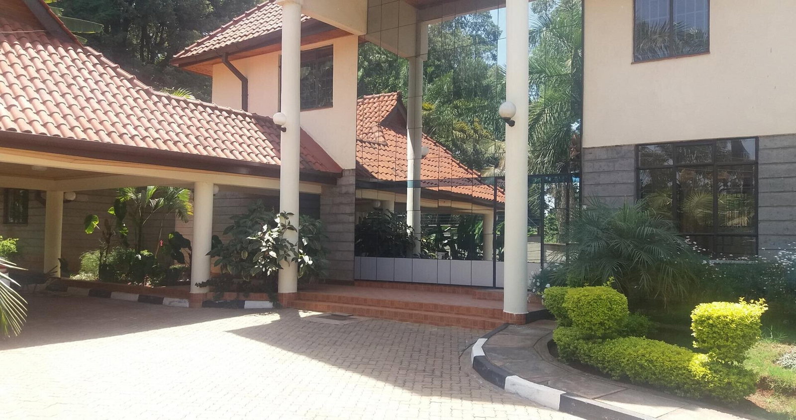 5-Ensuite Riverside Townhouse with Fireplace & Solar - Westlands