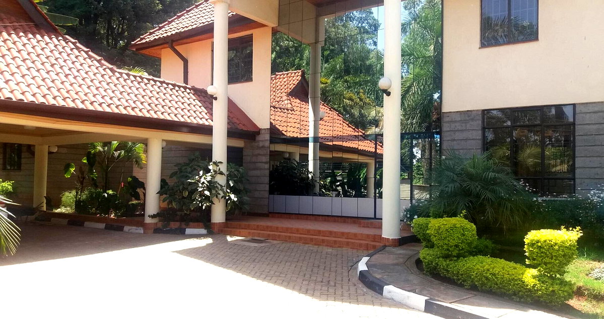 5-Ensuite Riverside Townhouse with Fireplace & Solar - Westlands