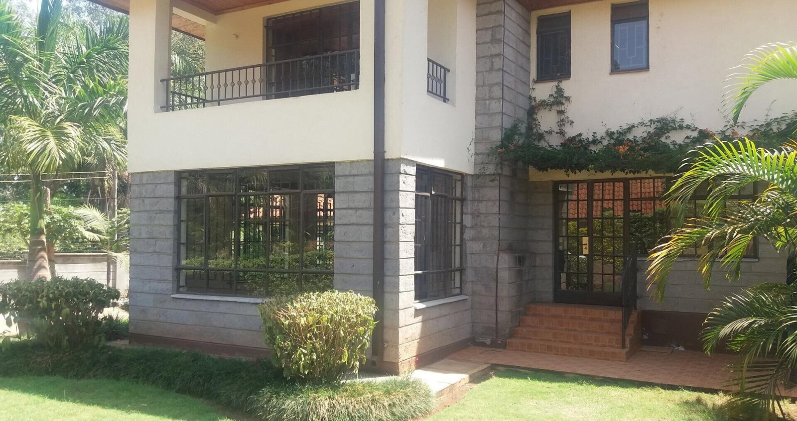 5-Ensuite Riverside Townhouse with Fireplace & Solar - Westlands