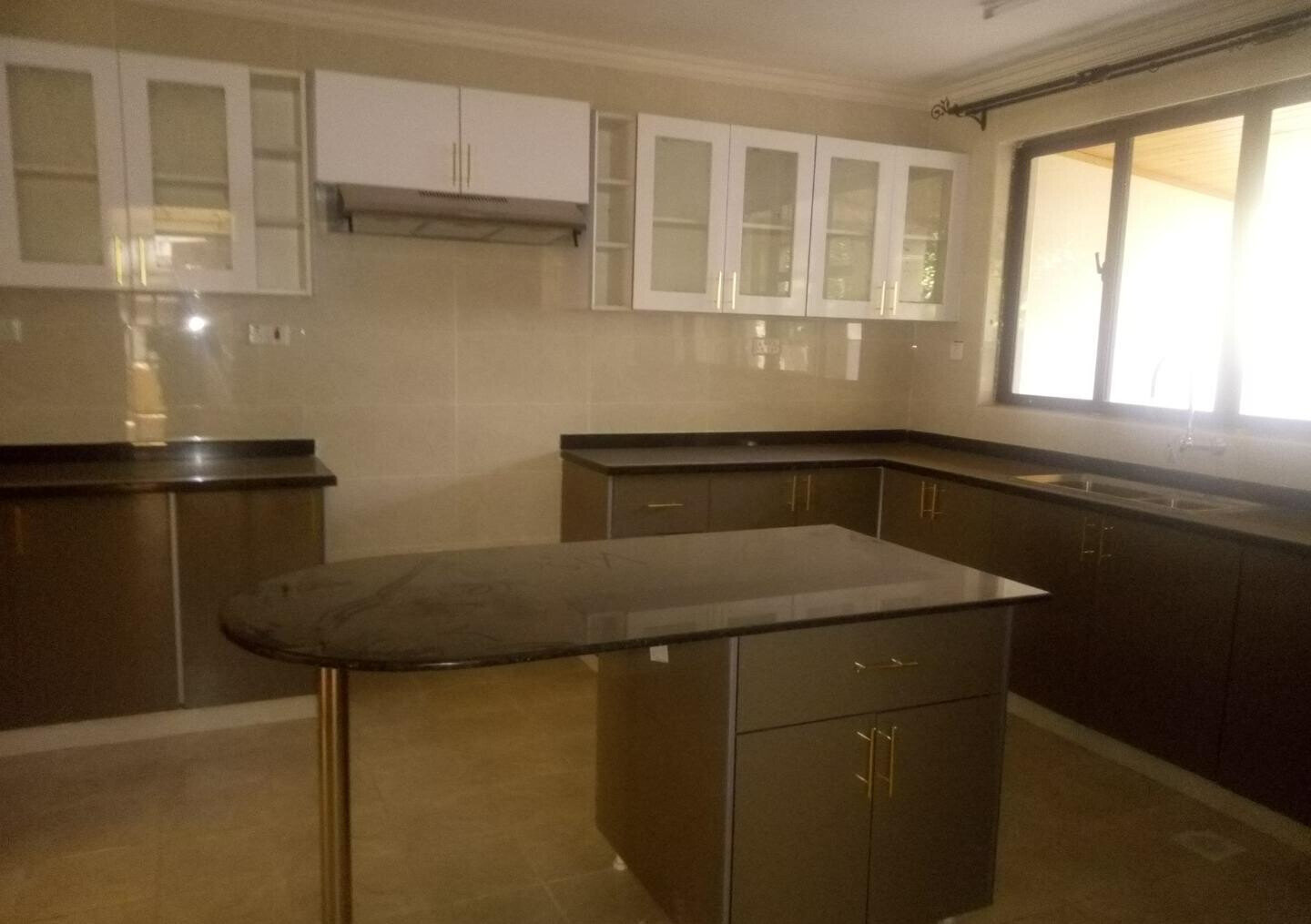 5BR Townhouse with DSQ & Landscaped Gardens - Lavington