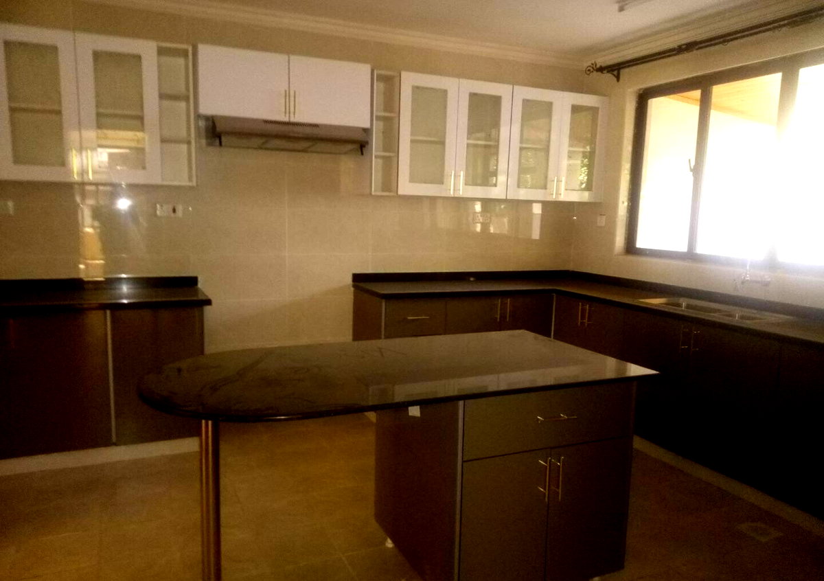 5BR Townhouse with DSQ & Landscaped Gardens - Lavington