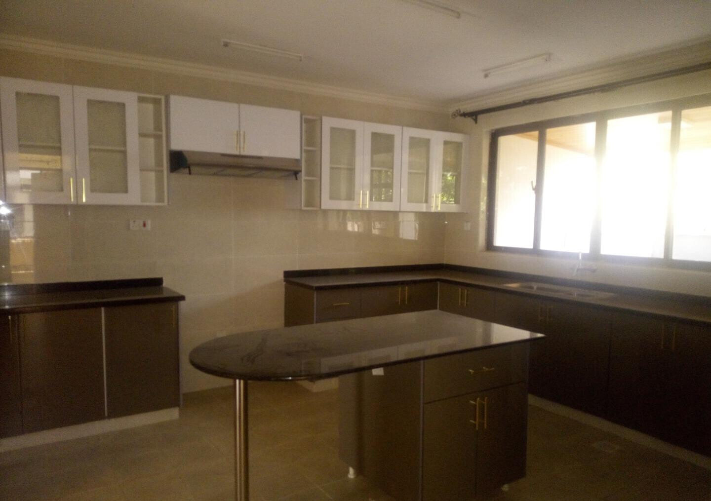 5BR Townhouse with DSQ & Landscaped Gardens - Lavington