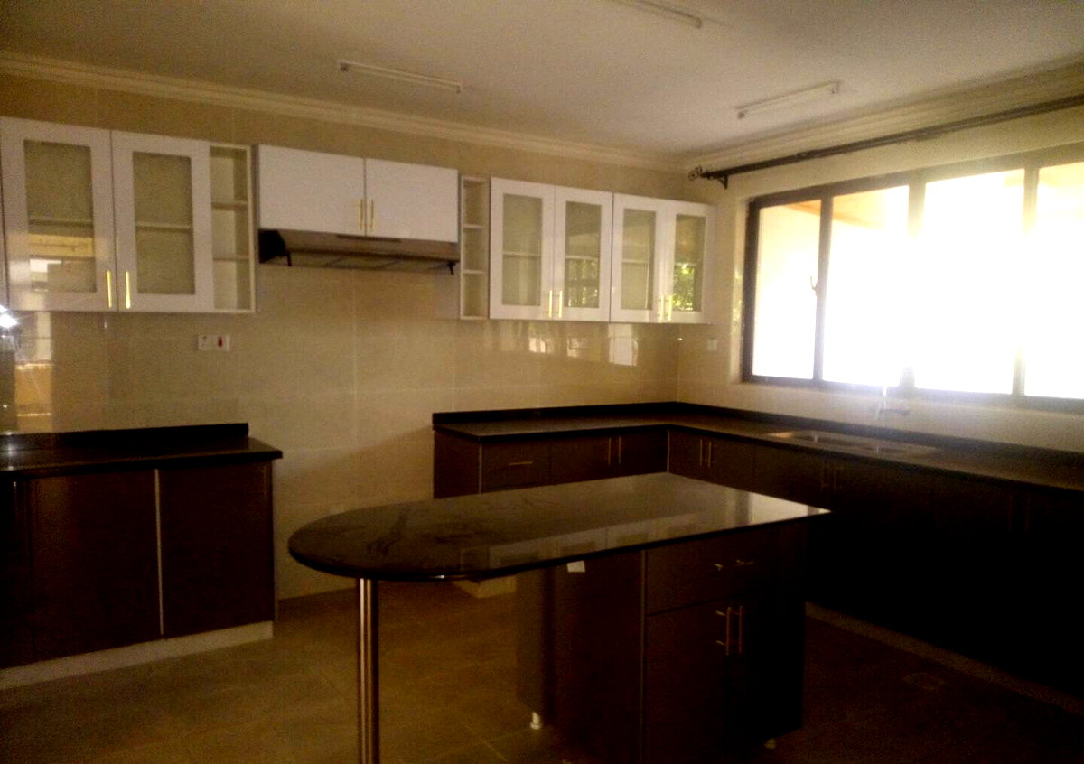 5BR Townhouse with DSQ & Landscaped Gardens - Lavington